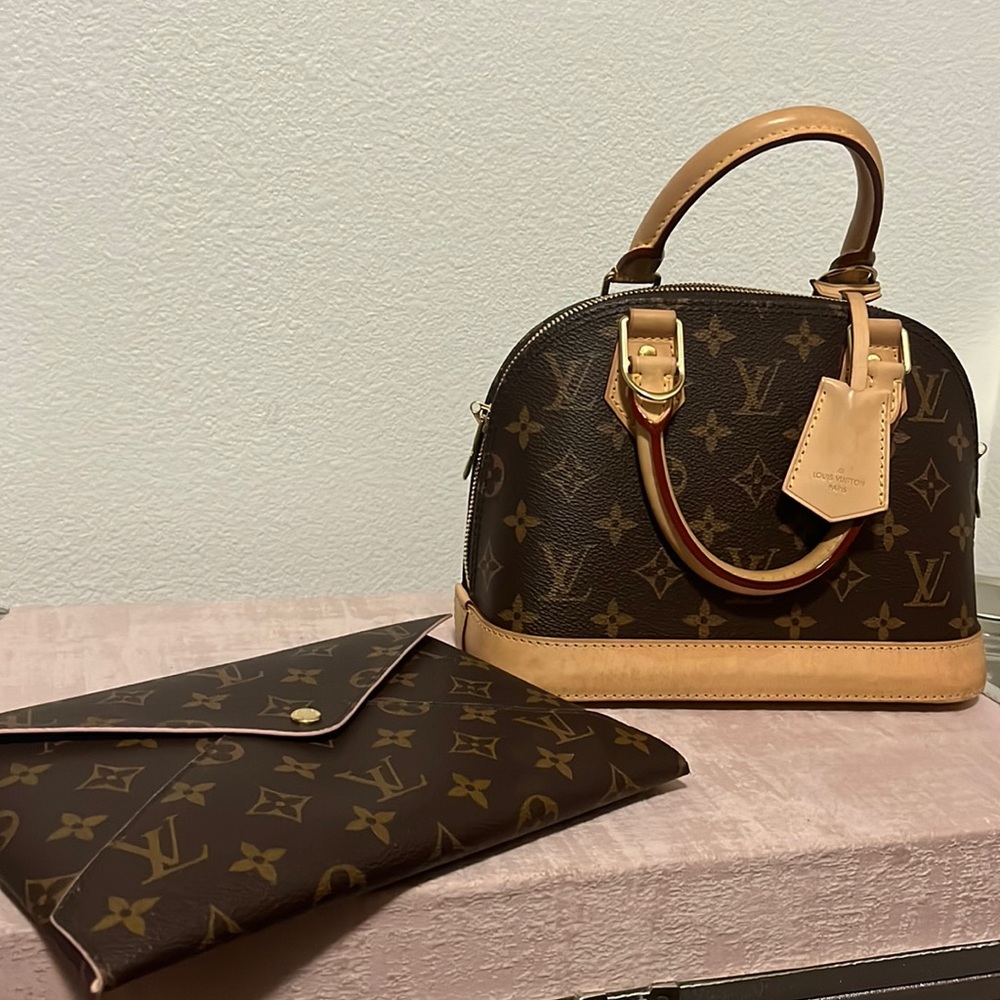 Brand new bag just a month old got it from Europe